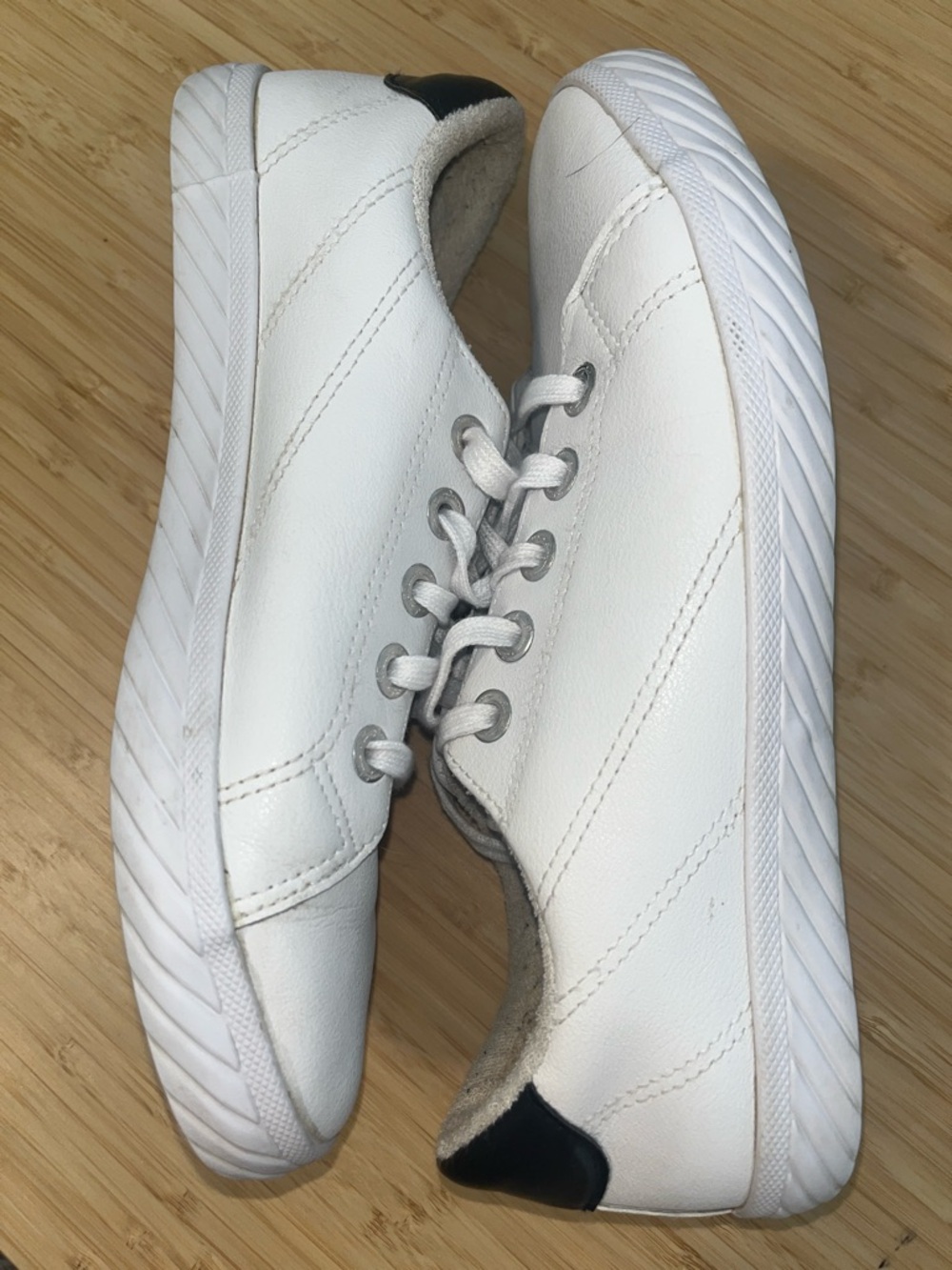 Tommy Bahama Coastal Breeze White Leather Low-Top Sneakers 8.5 Women’s